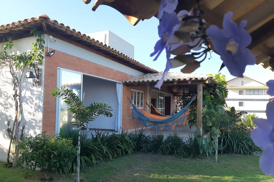 Casa ao fundo