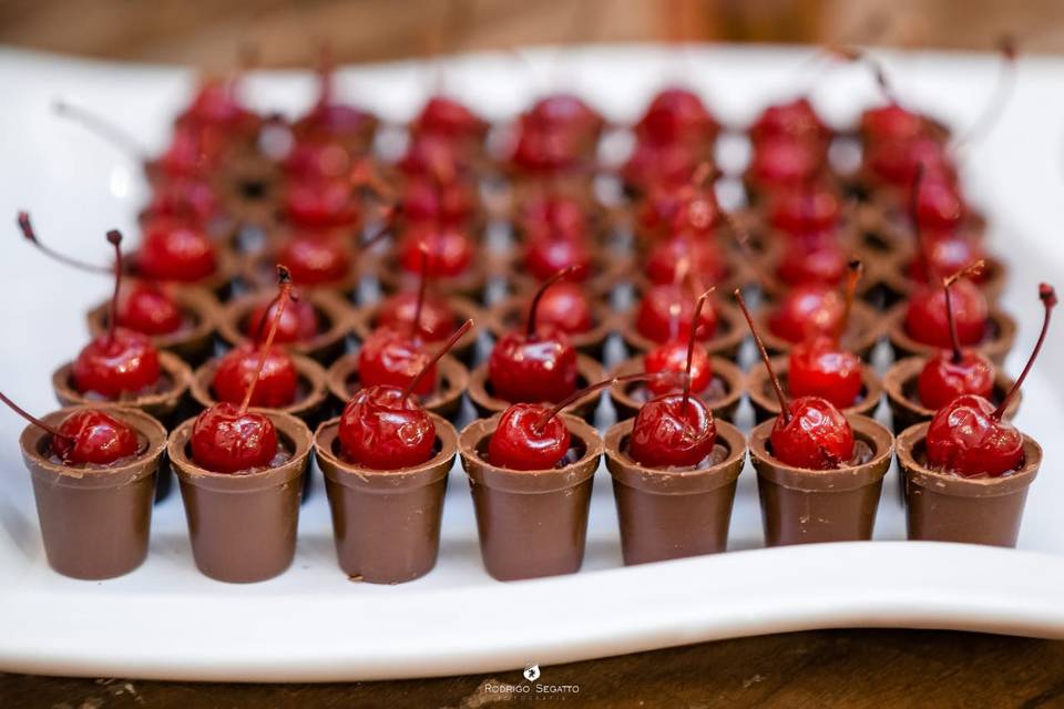Copinho de chocolate e cereja