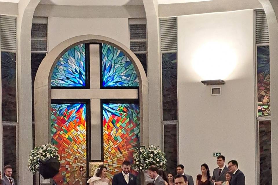 Noivos e padrinhos no altar