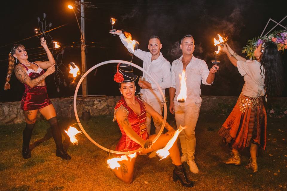 Casamento na praia com circo