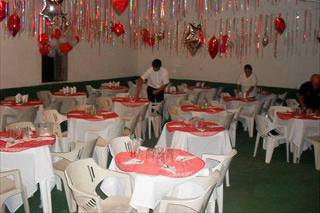 Salão de festas com mesas