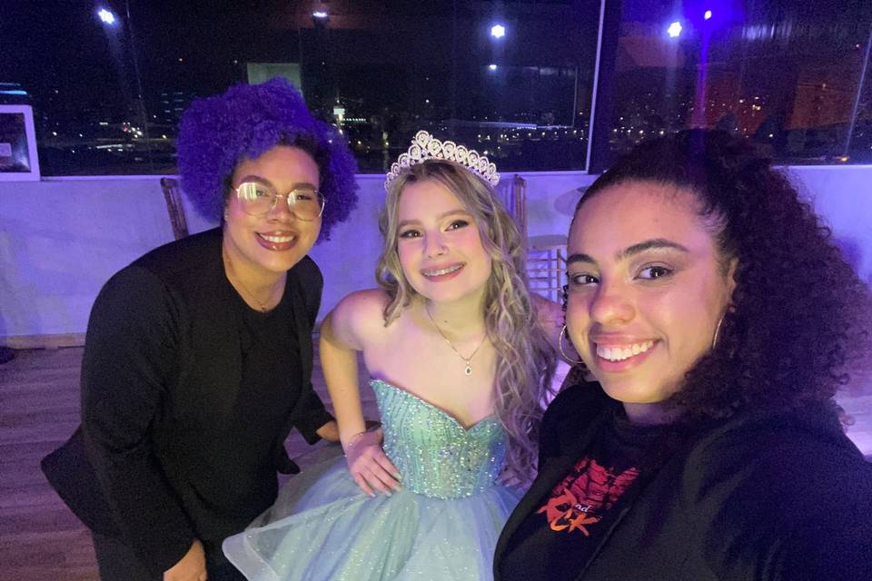 Trabalham com debutantes.