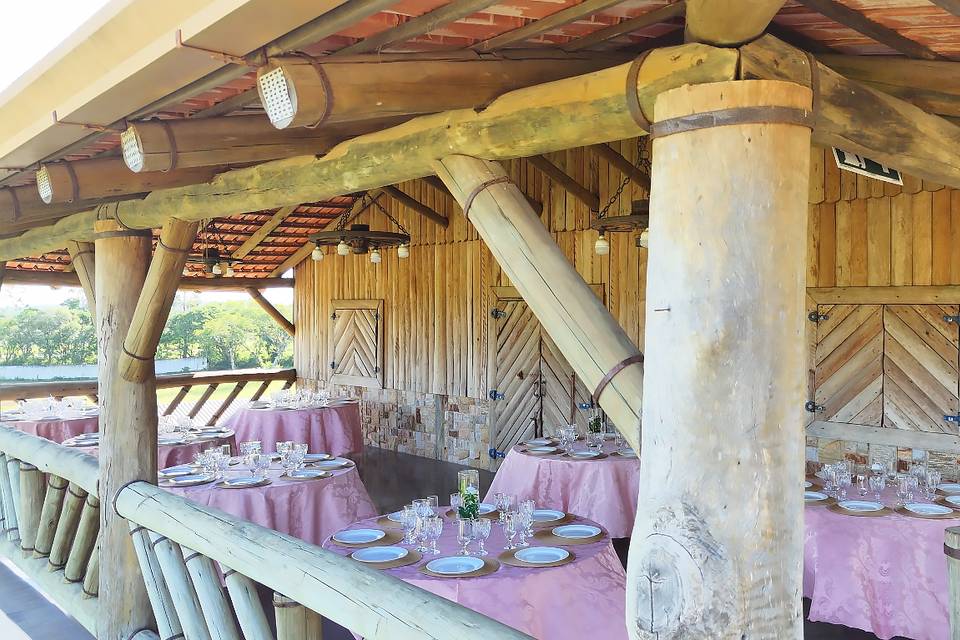 Espaço coberto com vista para