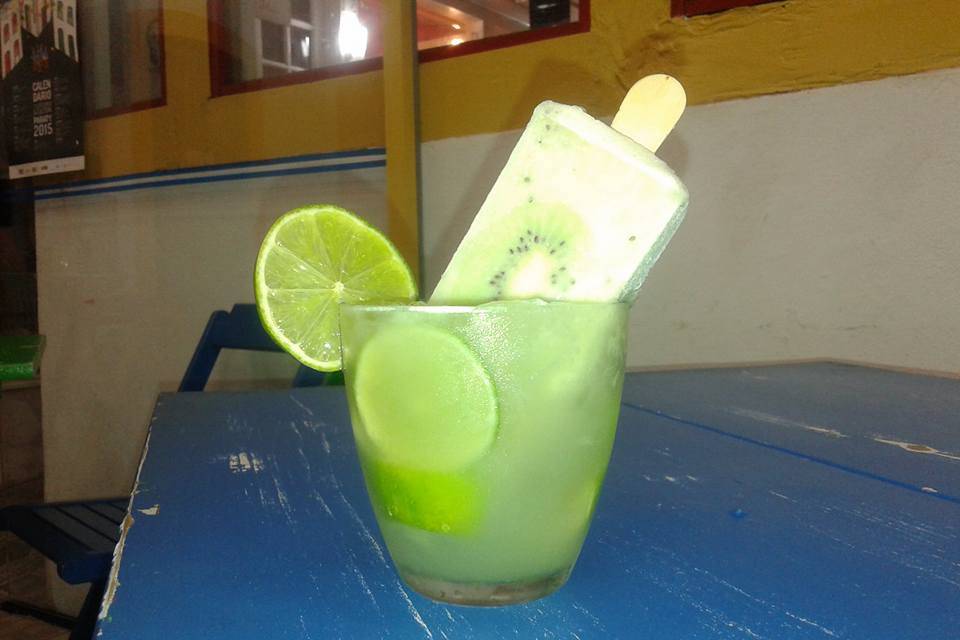 Caipirinha com picolé de kiwi