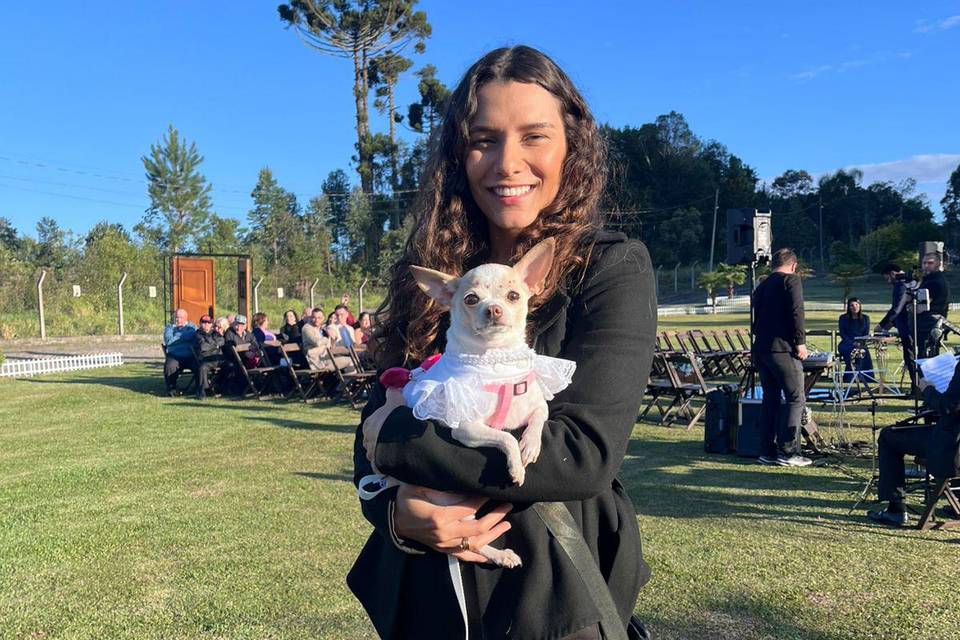 Zoe aguardando sua entrada.
