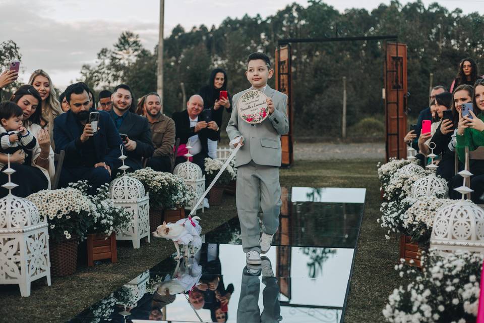 Zoe na entrada com alianças