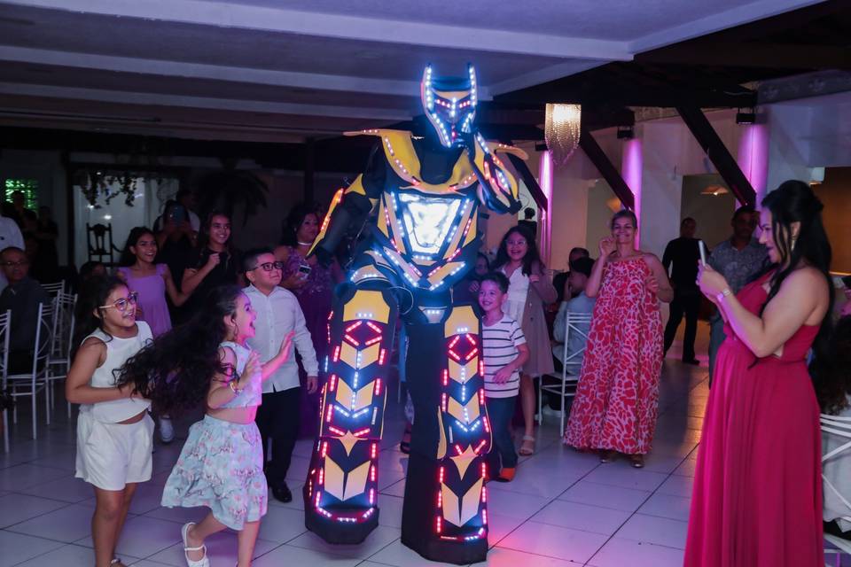 Robô de Led animando os noivos
