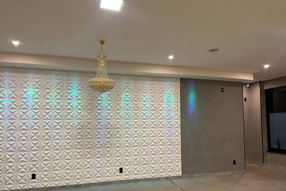 Parede decorada com iluminaçao