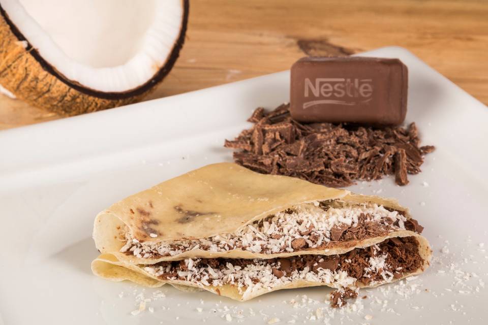 Crepe de chocolate com coco