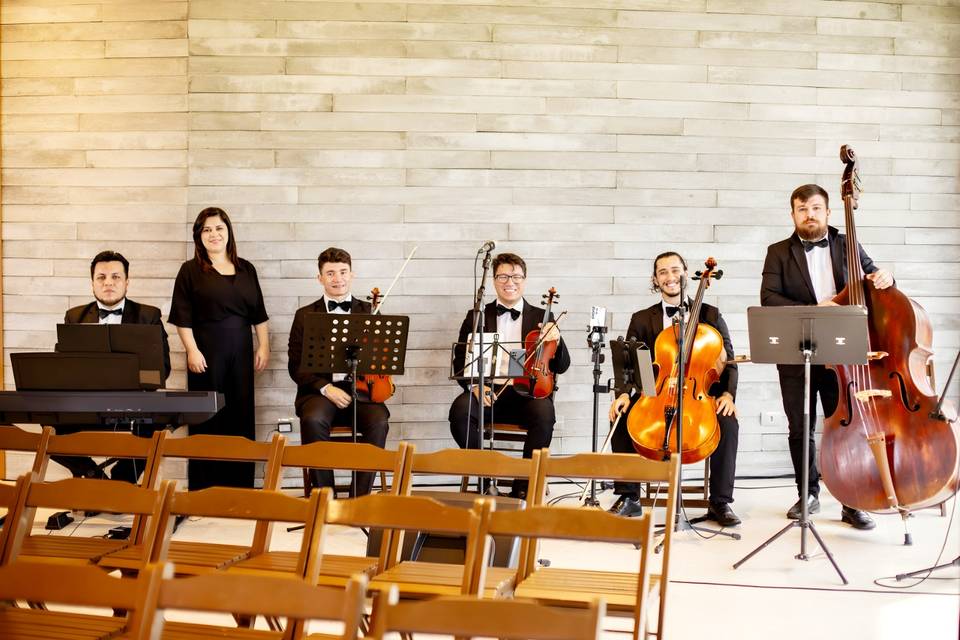 Cantora + quinteto de músicos