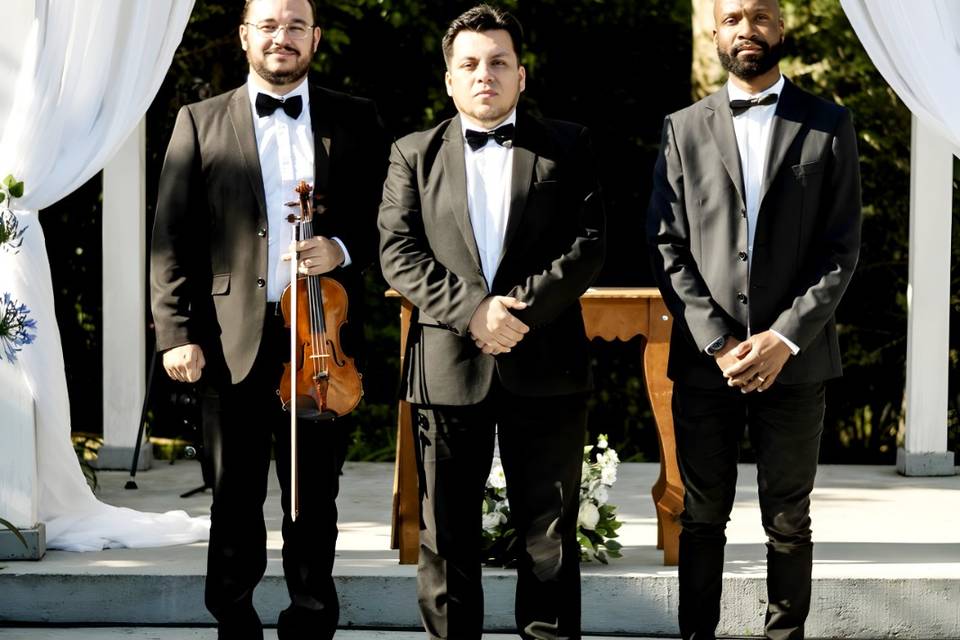 Cantor + dueto de músicos