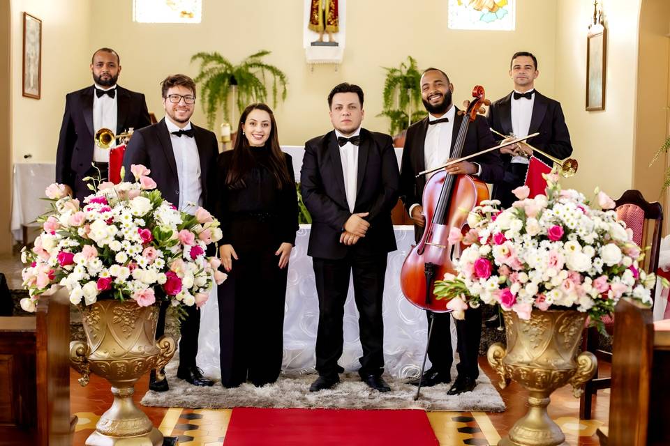 Cantora  + quarteto de músicos