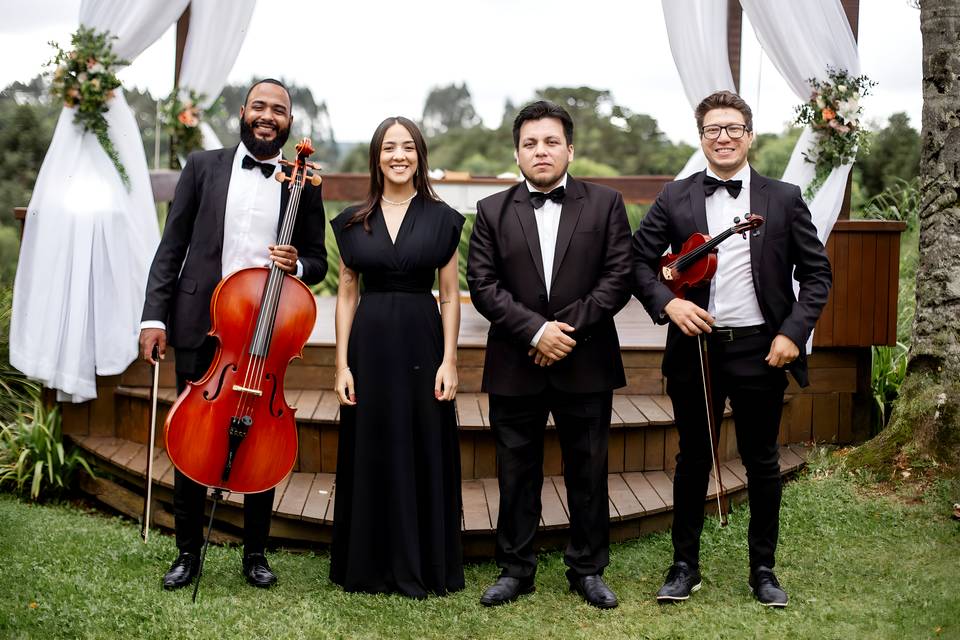 Cantora + trio de músicos