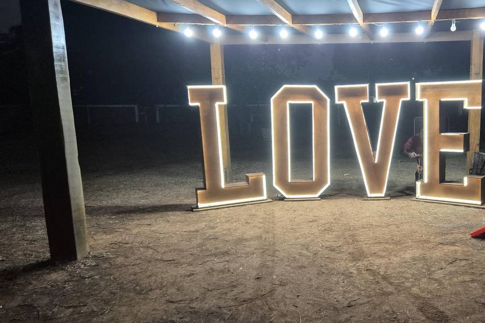 Letreiro LOVE luminoso