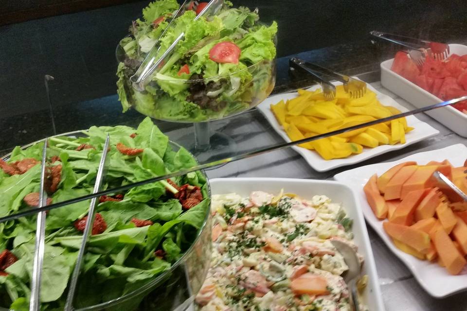 Buffet de saladas e frutas 2