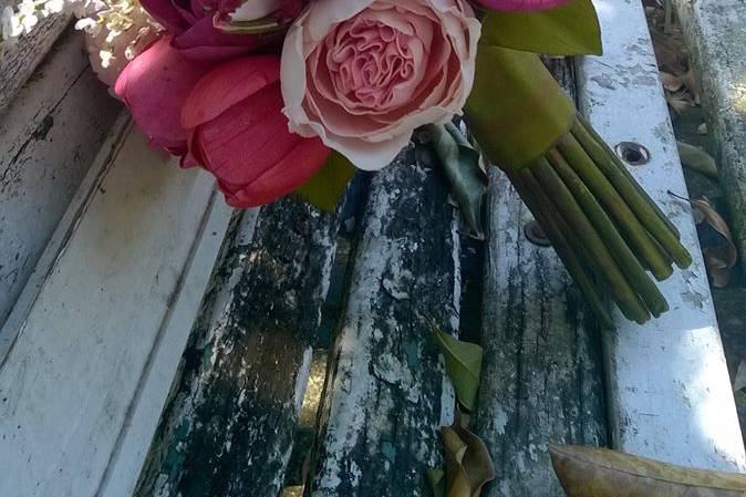 Um mix de rosas peoneas e flor
