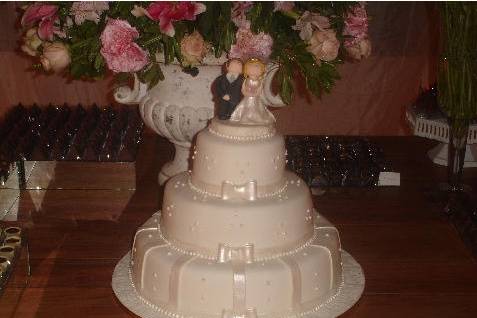 Bolo de casamento com noivinhos