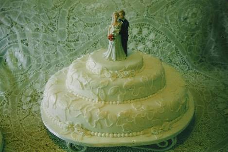 Noivinhos abraçados no topo do bolo
