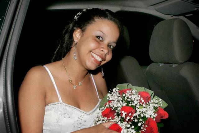 Noiva saindo do carro