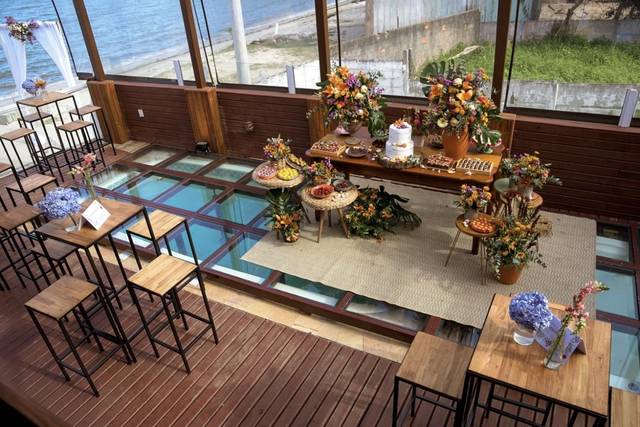 Casamento em frente ao mar.