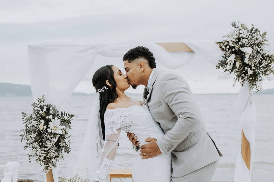 Casamento em frente ao mar.
