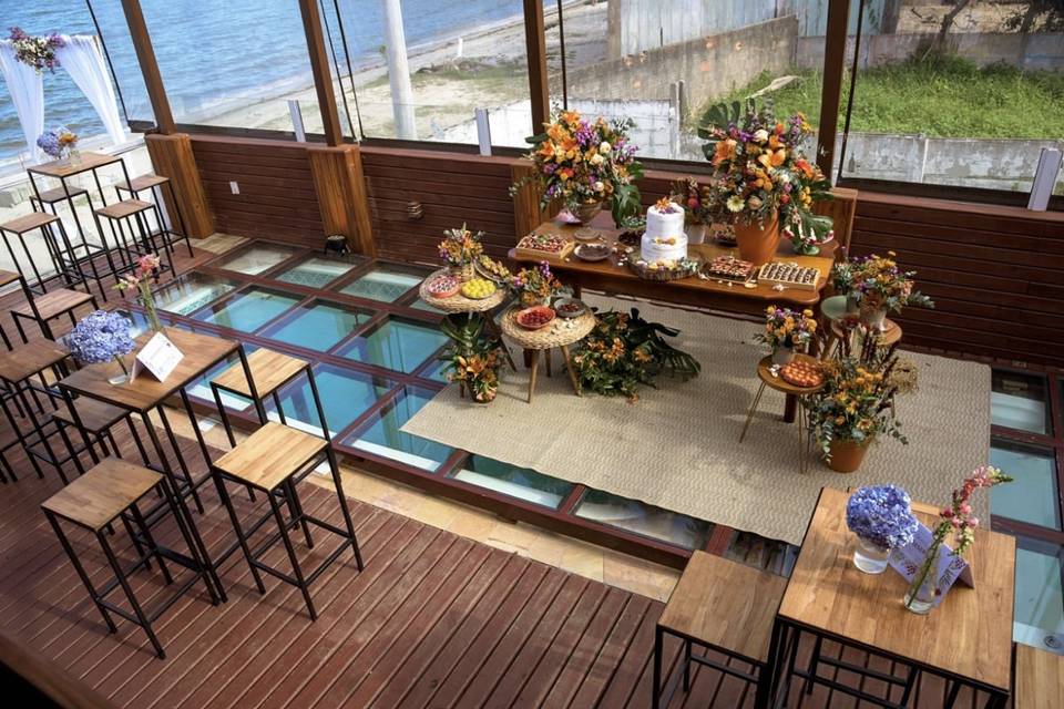 Casamento em frente ao mar.