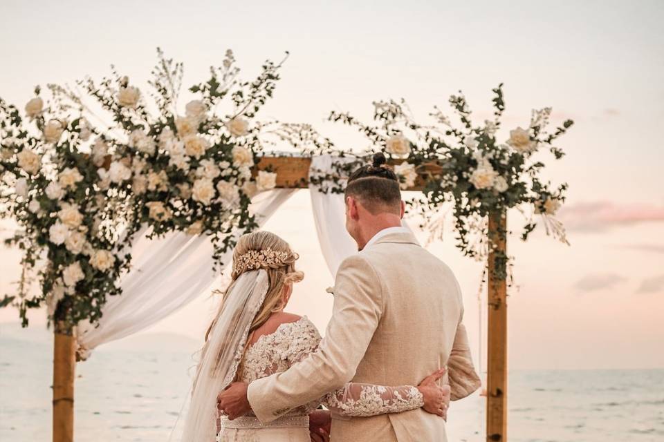 Casamento em frente ao mar.