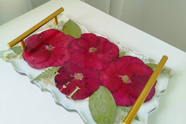 Bandeja com flores do buquê