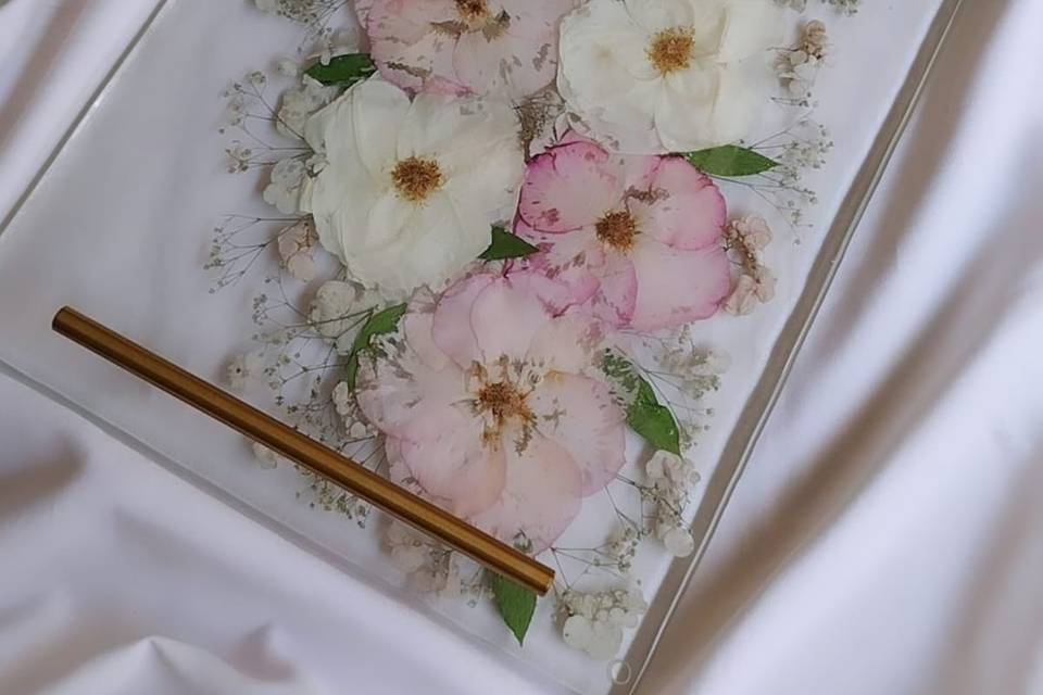 Bandeja com flores do buquê
