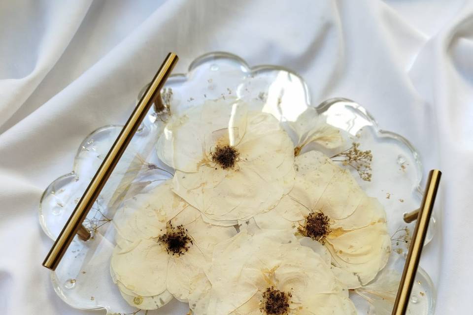 Bandeja com flores do buquê