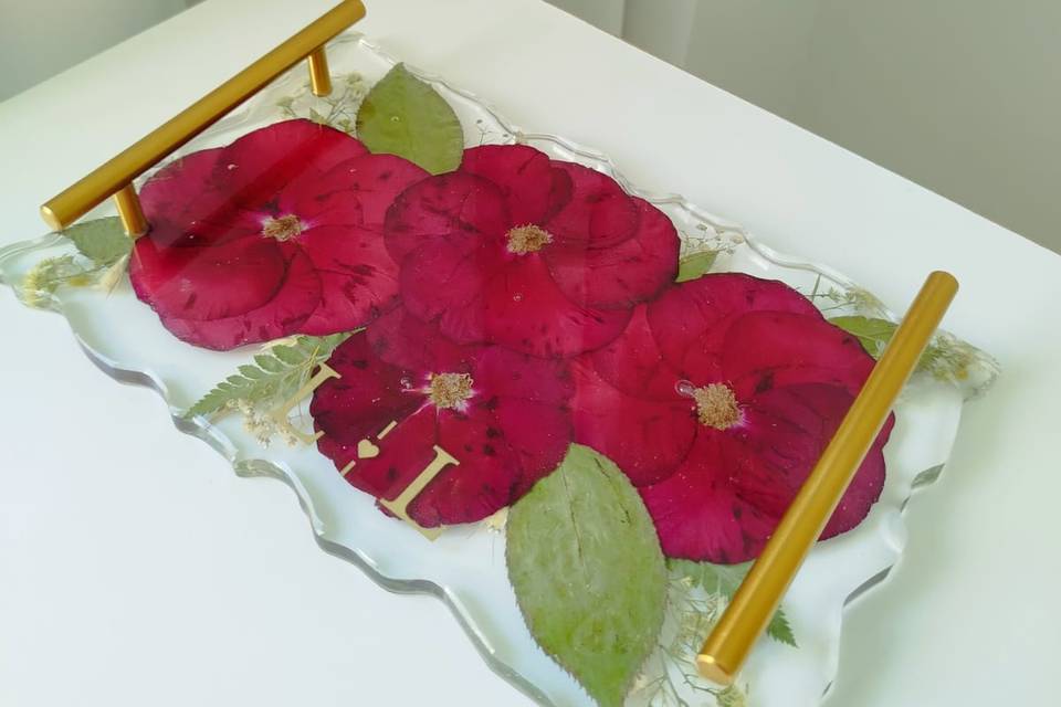 Bandeja com flores do buquê