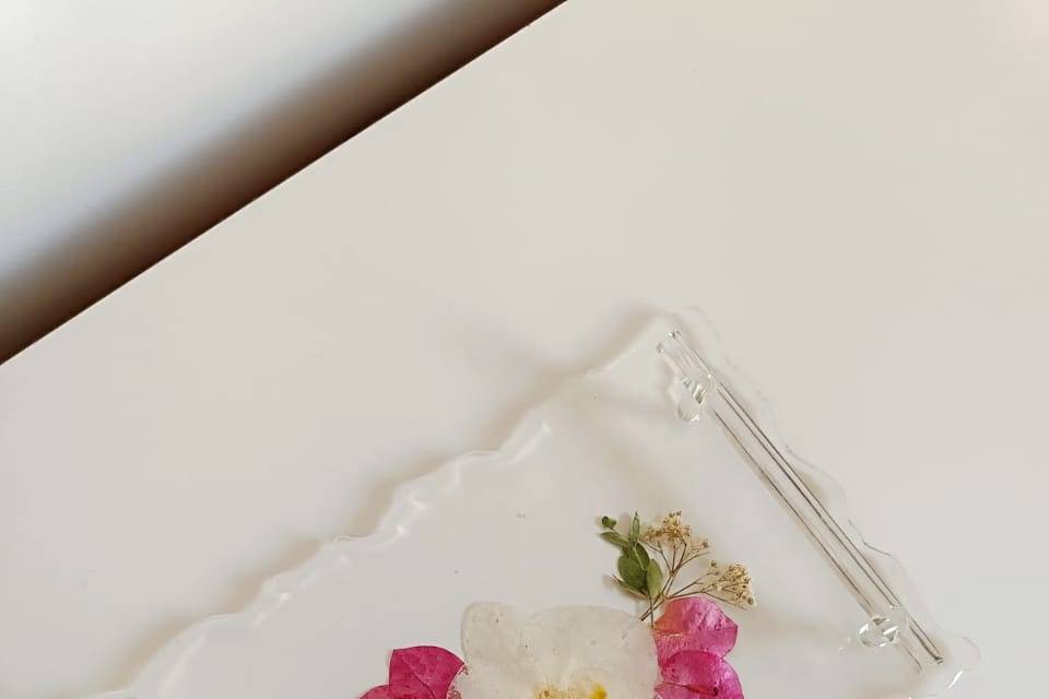 Bandeja com flores do buquê