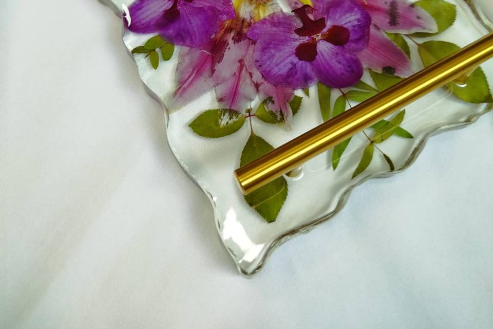 Bandeja com flores do buquê