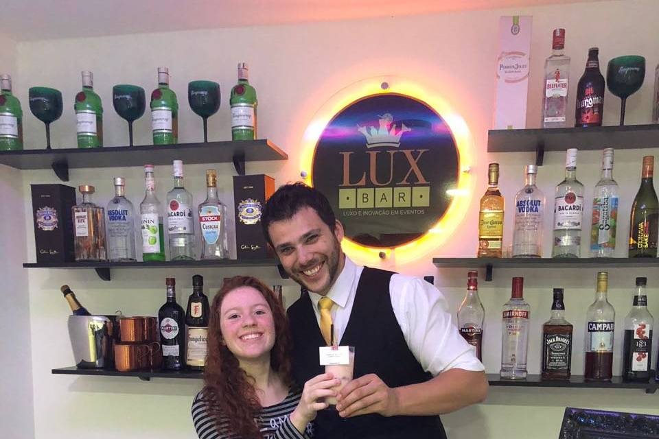 Atriz Victória Diniz na LuxBar