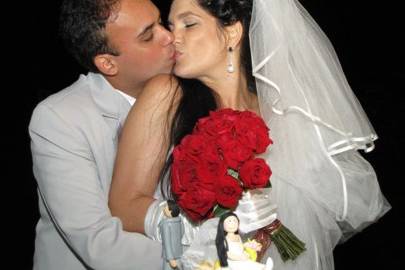 Noiva e noivo beijo