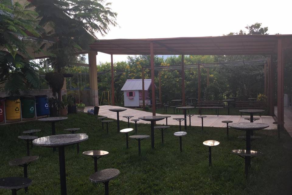 Mesas no jardim