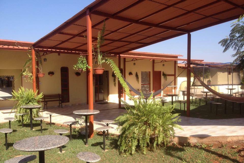 Mesas no jardim