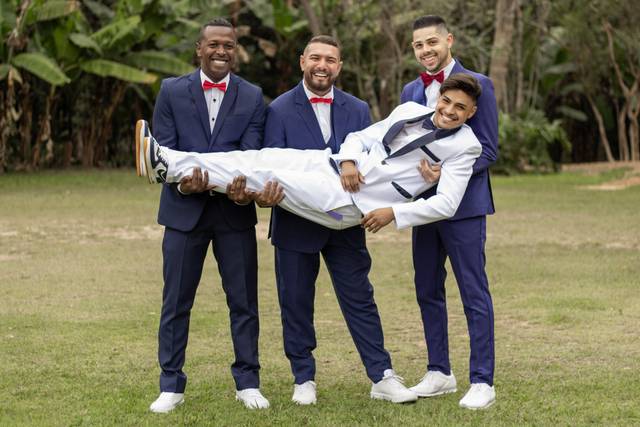 Noivo com padrinhos