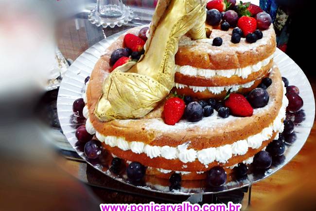 Naked cake frutas vermelhas pe