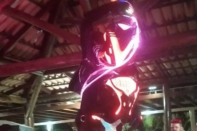 Performance c Chicote luminoso