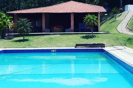 Piscina em frente ao salão de