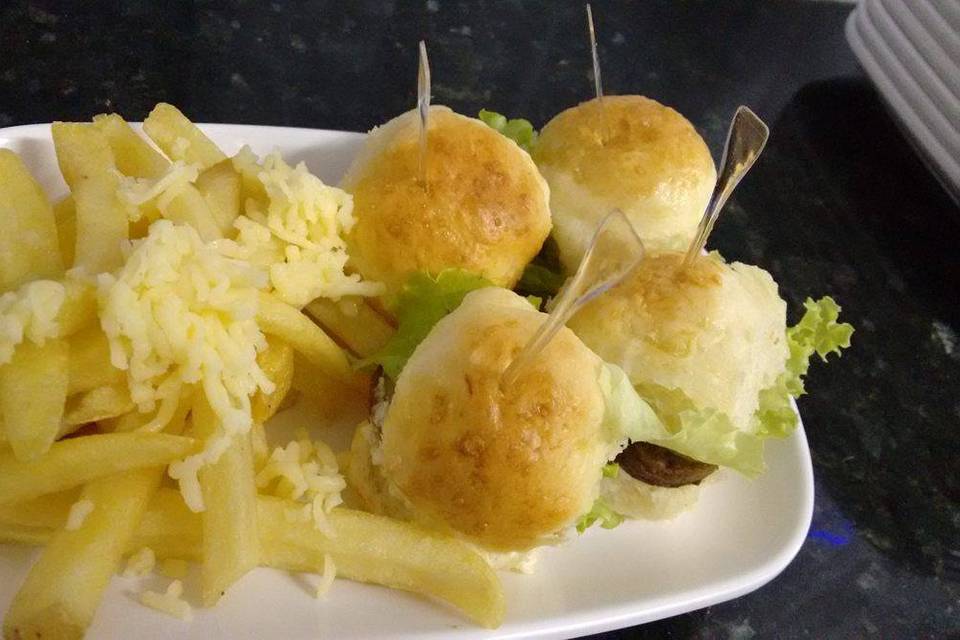 Batata frita e mini paes