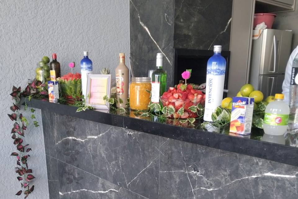 Bar tropical com folhas