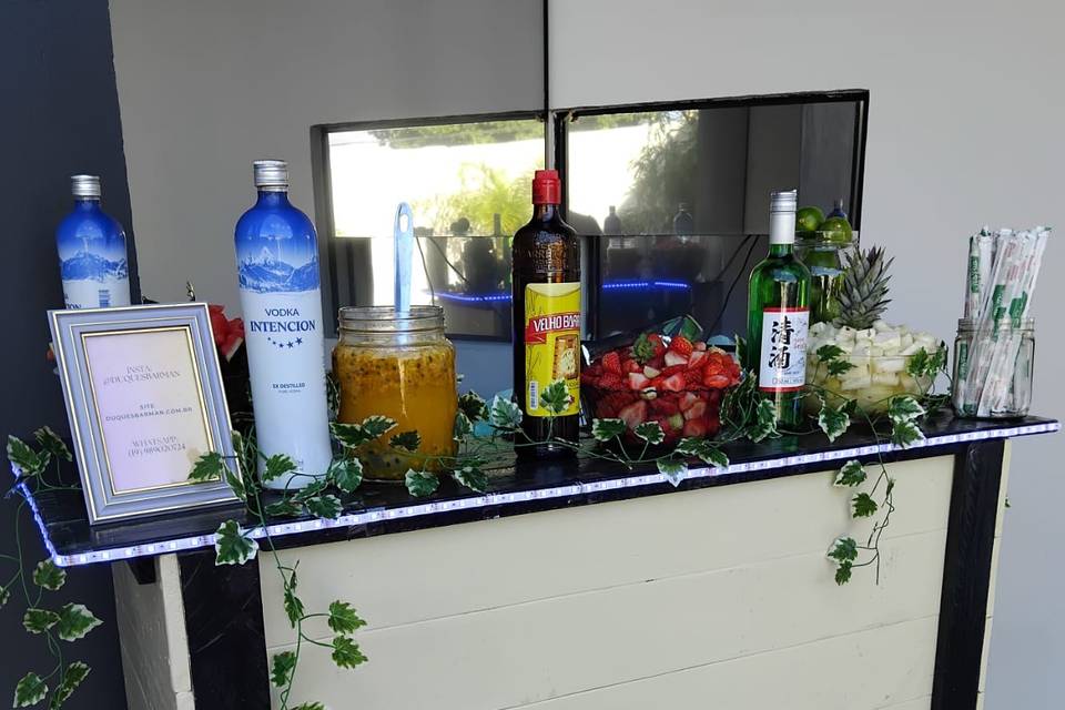 Bar tropical com folhas e led