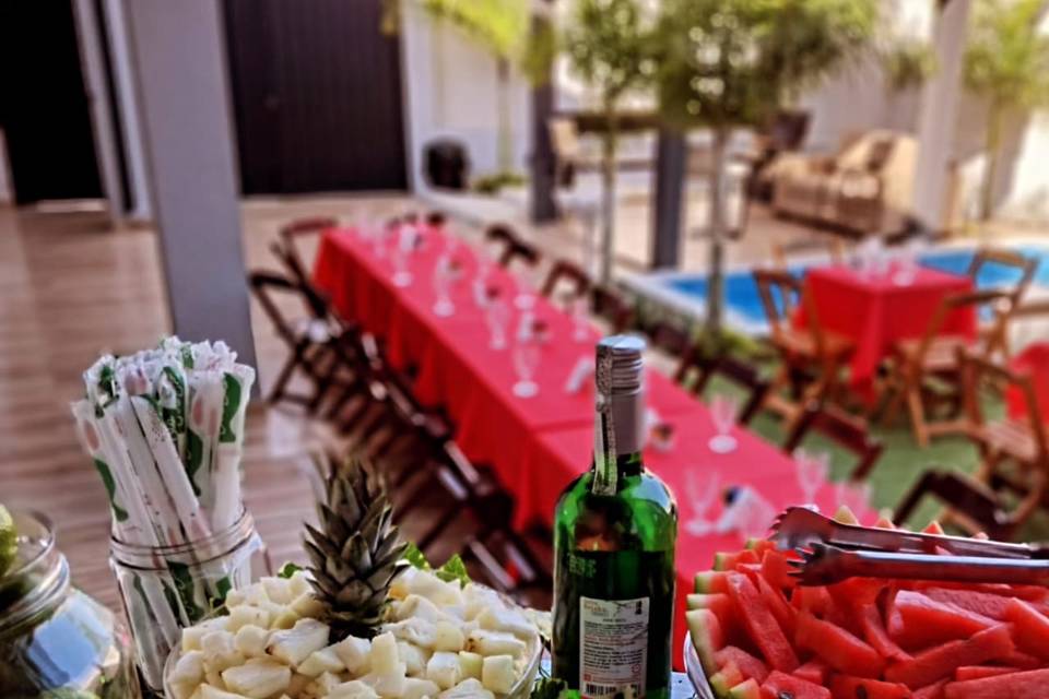 Bar tropical com folhas e led