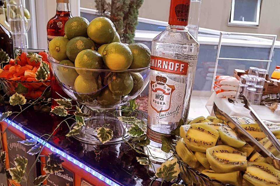 Bar tropical com folhas e led
