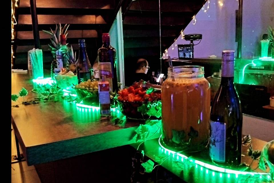 Bar tropical com folhas e led