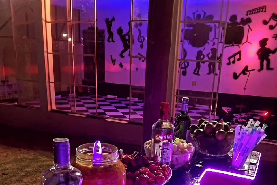 Bar tropical com folhas e led
