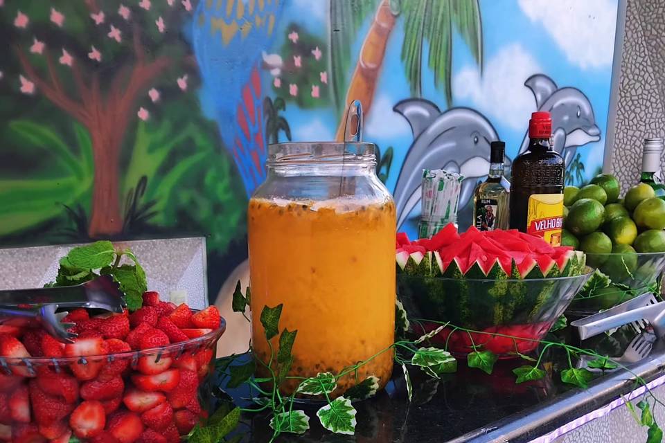 Bar tropical com folhas