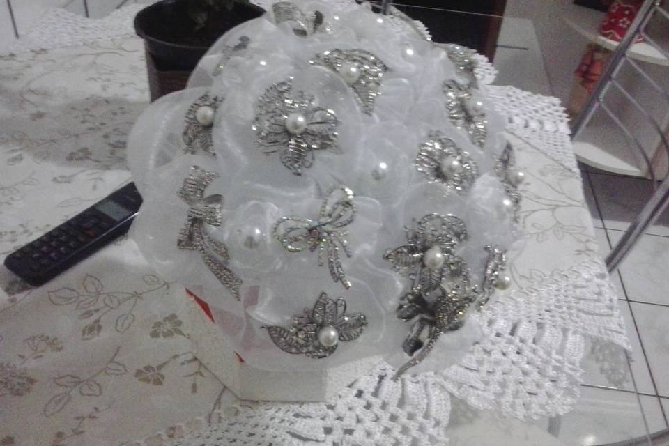 Buque de broche todo branco